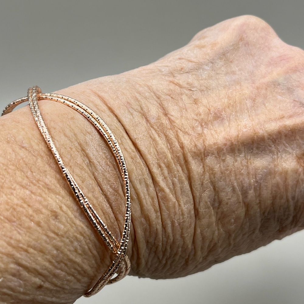 Elegant Rose Gold Women's Bracelet - Picture 2 of 4
